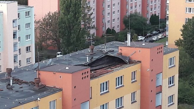 Vítr poškodil střechu domu v pražských Záběhlicích.