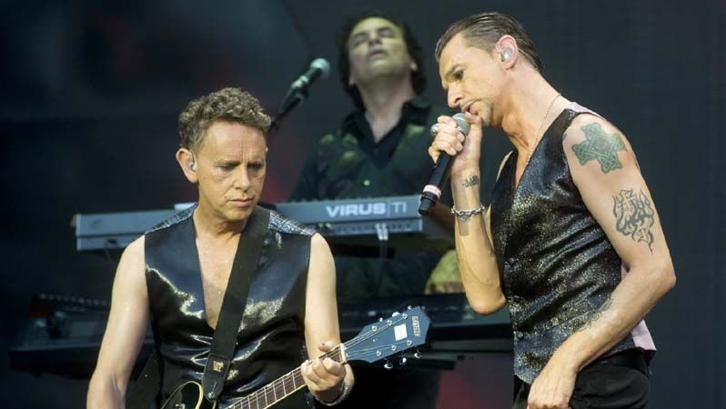 Martin Gore (vlevo) a Dave Gahan ze skupiny Depeche Mode. V pozadí klávesák Peter Gordeno