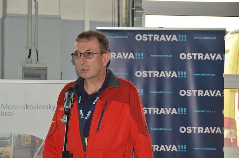 Ostrava 5.4.2018 Záchranáři MSK převzali nové sanitky. Hosty přivítal ředitel ZZS MSK Roman Gřegoř.