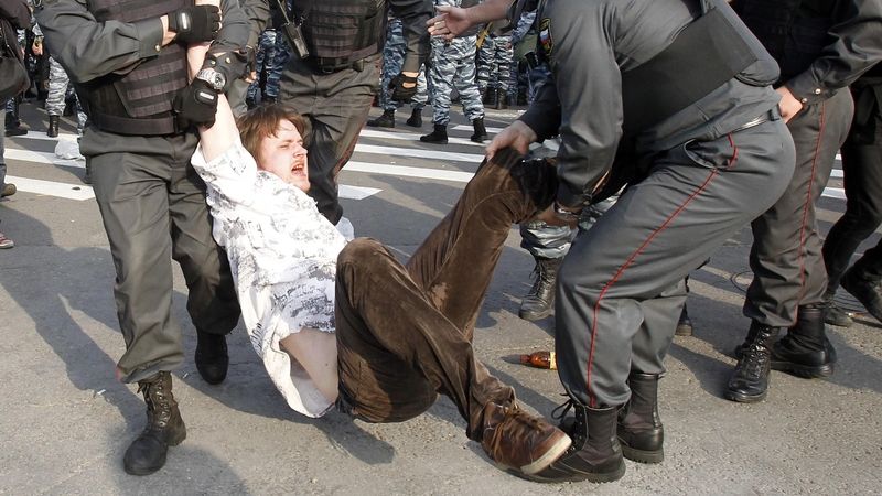 Ruská pořádková policie odnáší jednoho z účastníků demonstrace proti Putinovi.
