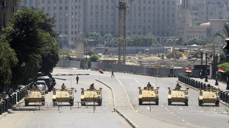 Egyptská armáda stále hlídkuje v ulicích metropole Káhiry.