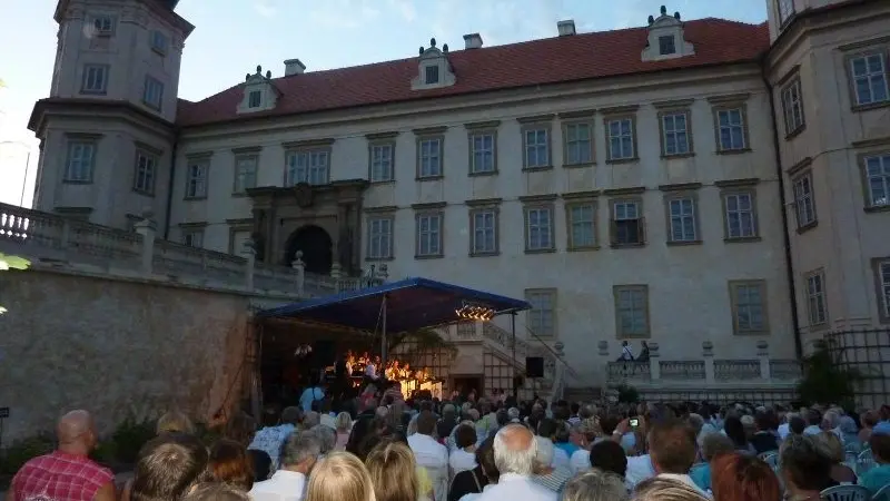 Bara Basikova Zazpiva V Zahrade Zamku Mnisku Pod Brdy Novinky Cz
