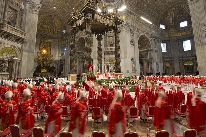 Kardinálové během mše před volbou papeže