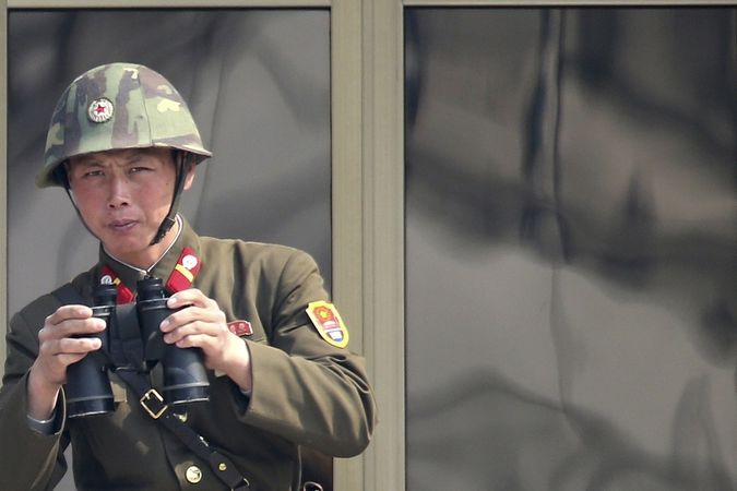 Severokorejský voják na stráži u Panmundžonu