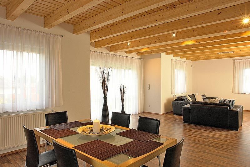 Obývacímu pokoji dominuje trámový strop ze smrkového dřeva.  
