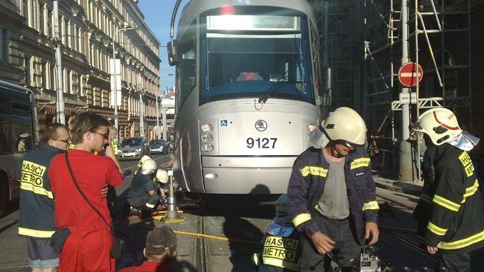 Hasiči zasahují při nehodě tramvaje a autobusu na Smíchově