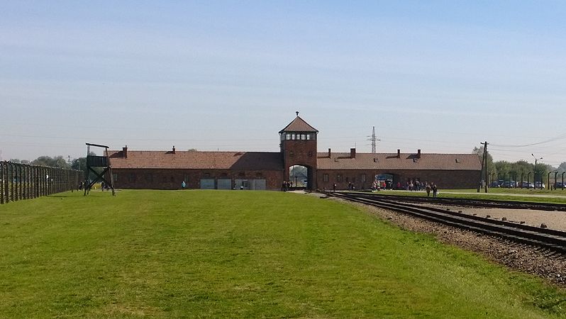 Vstupní brána do tábora Auschwitz II