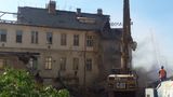Polozřícený dům v Plzni strhl speciální bagr