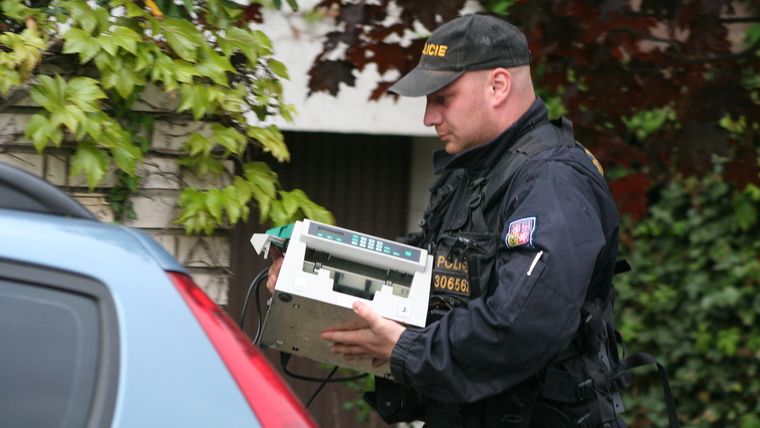 K výslechu Davida Ratha v jeho hostivickém domě přivezla policie elektronickou počítačku peněz.