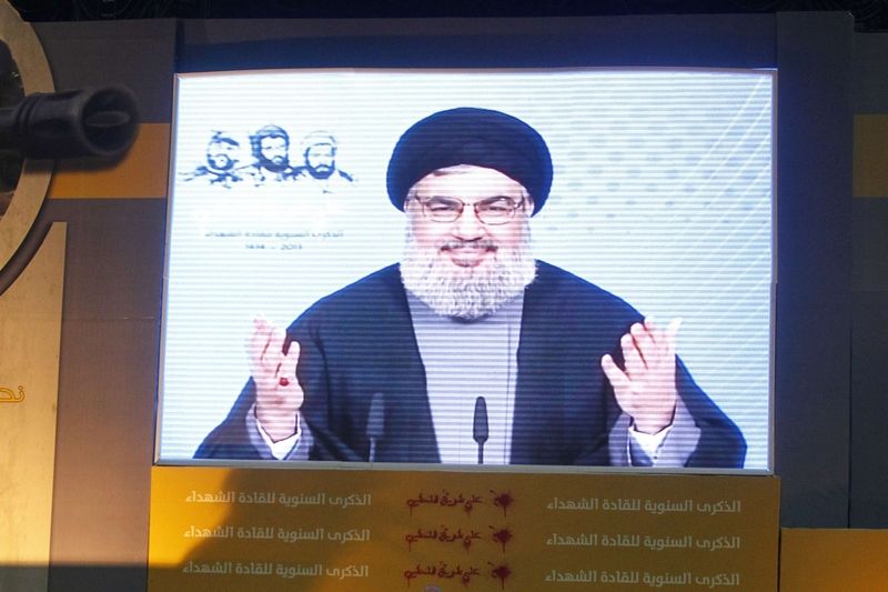Velkoplošná obrazovka s Hassanem Nasralláhem pronášejícím projev 