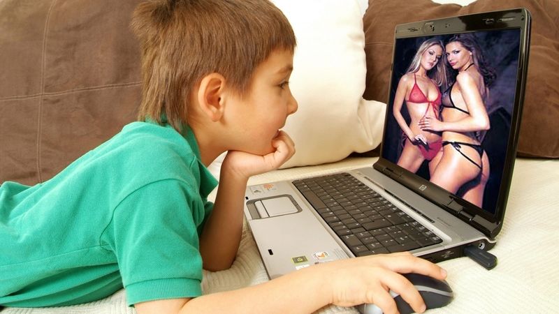 Snadný přístup k online pornografii a špatná sexuální výchova mohou vést až k závislosti na sexu.