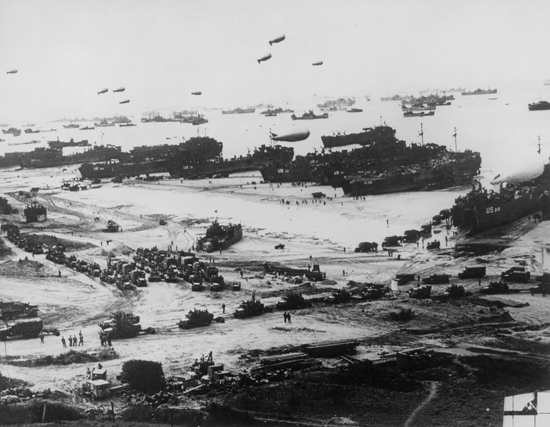 Spojenecké zásobovací lodě u pobřeží Normandie. Nad nimi balóny, které měly bránit útokům německého letectva. Snímek z 6. června 1944