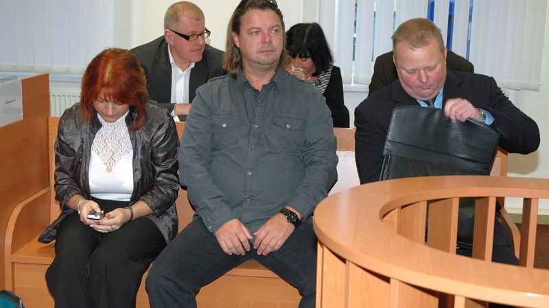 Trojice obžalovaných před soudem. Zleva Marcela Nucová, Pavel Beneš a Roman Rout.
