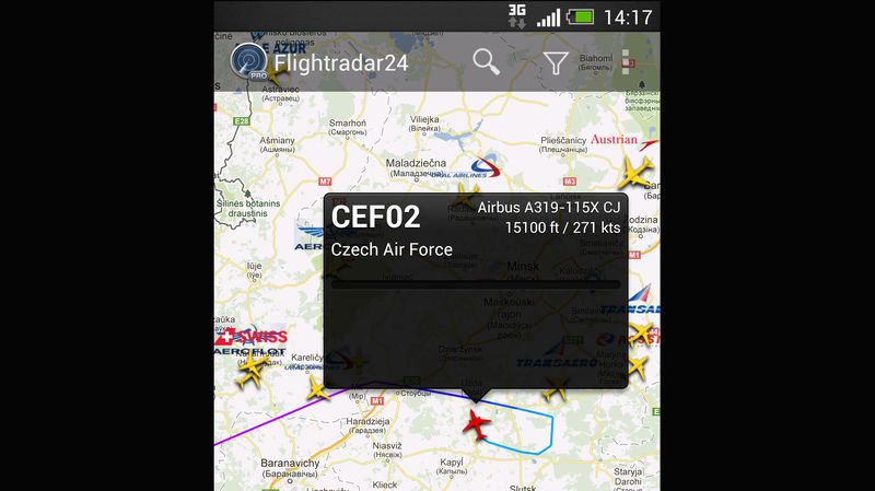 Screenshot z mobilní aplikace Flightradar24 ukazuje vládní letadlo, v němž cestoval premiér Petr Nečas. Pokud letadlo oznámí stav nouze, v aplikaci se zobrazí červeně.