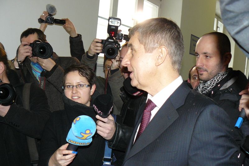 Šéf hnutí ANO Andrej Babiš přichází k bratislavskému soudu.
