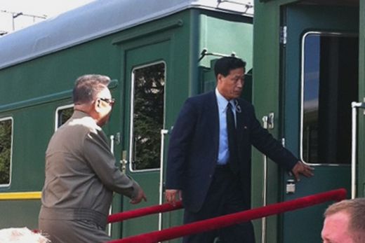 Kim Čong-il nastupuje do svého vlaku. Snímek byl pořízen letos v srpnu během Kimovy návštěvy Ruska.