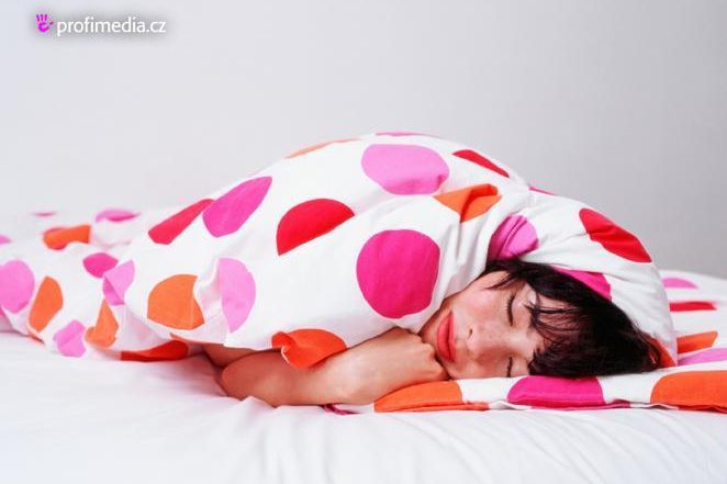 Šest hodin spánku je pro většinu lidí nedostačující a navíc i zdraví škodlivý.