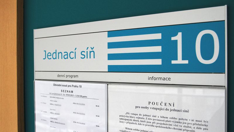 Matka manipuluje dceru proti otci a ignoruje rozhodnutí soudu. Dostala za to pokutu 50 tisíc