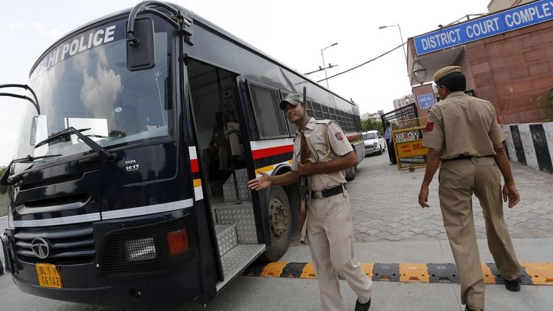 Policisté před indickým soudem v Dillí
