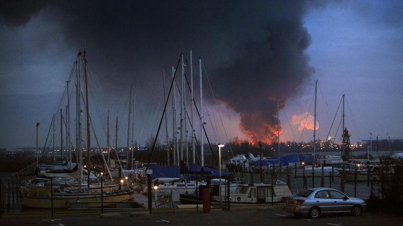Apokalyptické plameny šlehající z průmyslové zóny v Rotterdamu