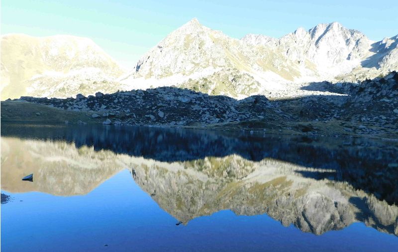 Pohled na horské jezero Estany de Les Abelletes (2258 m) pod vrcholkem Pic Pedros (2715 m). 
