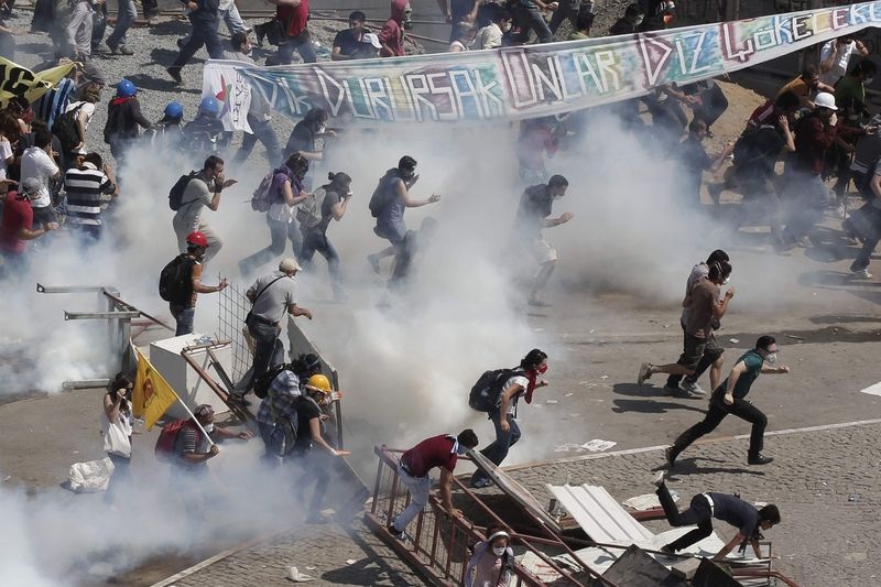 Demonstranti na náměstí Taksim v Istanbulu. 