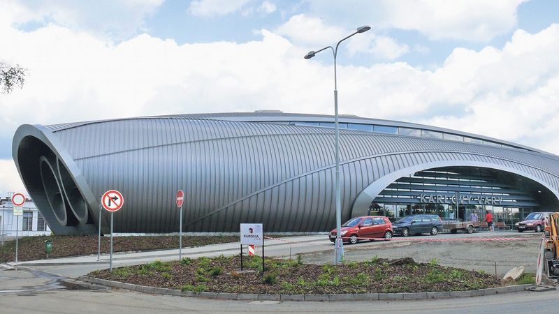 Mezinárodní letiště v Karlových Varech-Olšových Vratech má novou futuristicky vyhlížející halu. Loni prošlo  karlovarským letištěm 61 tisíc cestujících, v roce 2012 jich má být dokonce 140 tisíc.