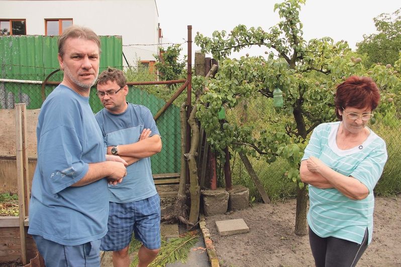 Ludmila Novotná s dalšími nespokojenými sousedy na zahradě, za jejímž plotem vyroste na 260 cm navážky osm metrů vysoký dům. 