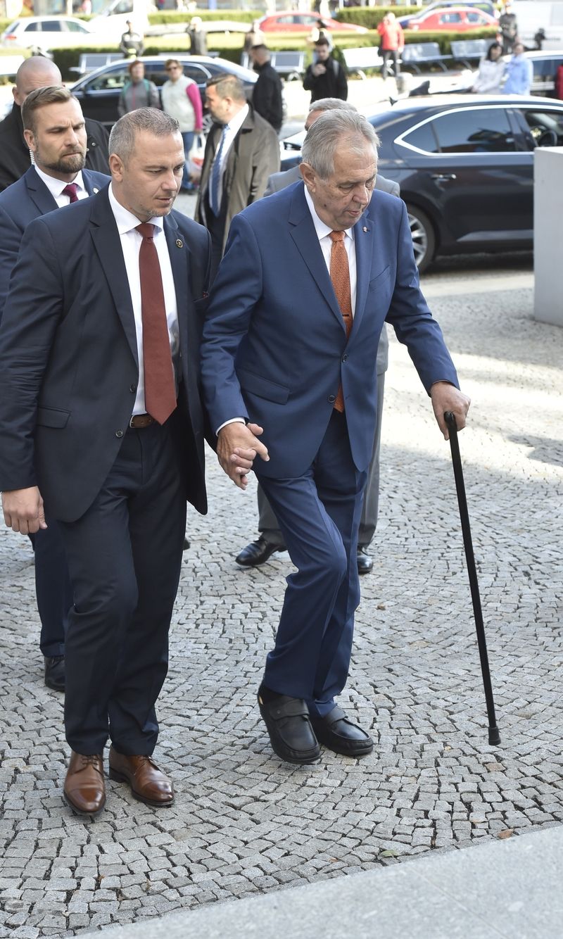 Prezident Miloš Zeman (vpravo) přichází k sídlu krajského úřadu v Olomouci