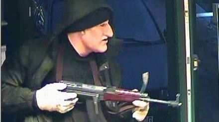 Lupiče v masce s podobou českého exprezidenta Václava Klause zachytila bezpečnostní kamera při jedné z předešlých loupeží.