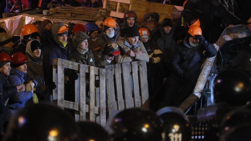 Demonstranti na kyjevském náměstí Nezávislosti obklopení policisty 