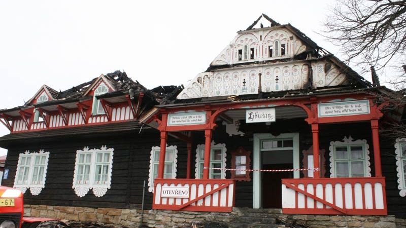 Chata Libušín na Pustevnách v Beskydech vyhořela v noci na pondělí 3. března 2014.