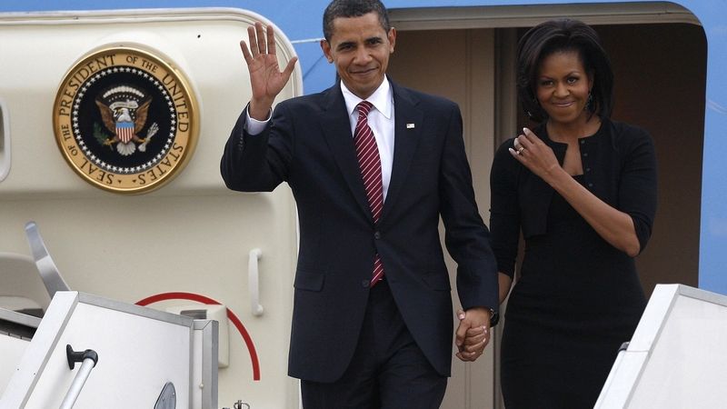 4. dubna: Manželé Obamovi vystupují z letadla na pražském letišti Ruzyně, paní Obamová v černém kostýmku s krátkým kabátkem.