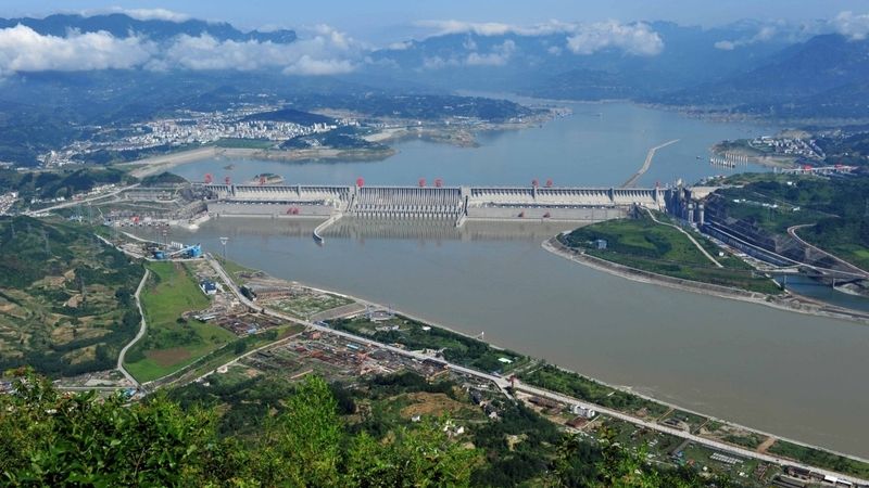Čína začala v Tibetu stavět největší vodní elektrárnu na světě
