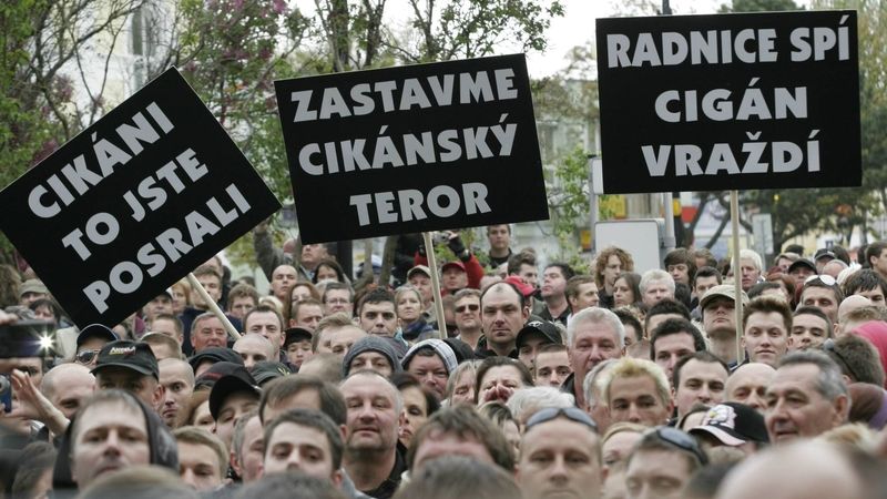 Centrem Břeclavi nedávno pochodovalo na 2000 demonstrantů za patnáctiletého chlapce, kterého zmlátili údajně romští výtržníci. Podobné incidenty stupňují napětí, kterého zneužívají radikálové.
