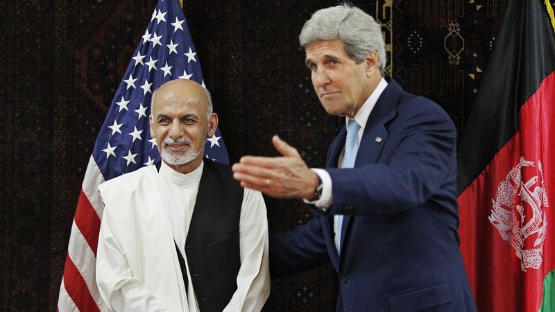 Kandidát na afghánského prezidenta Ašraf Ghaní (vlevo) s americkým ministrem zahraničí Johnem Kerrym