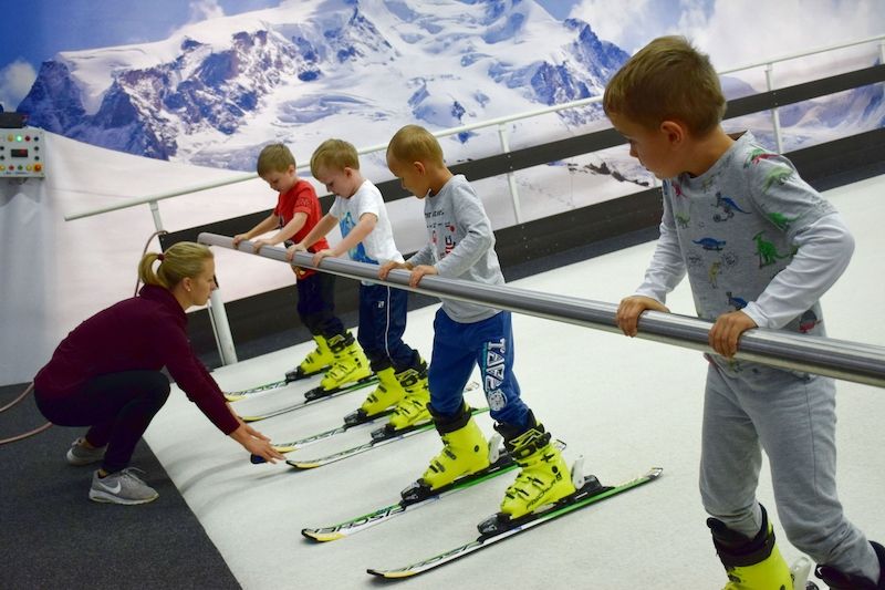 Děti z Mateřské školy Větrná na lyžařském simulátoru.