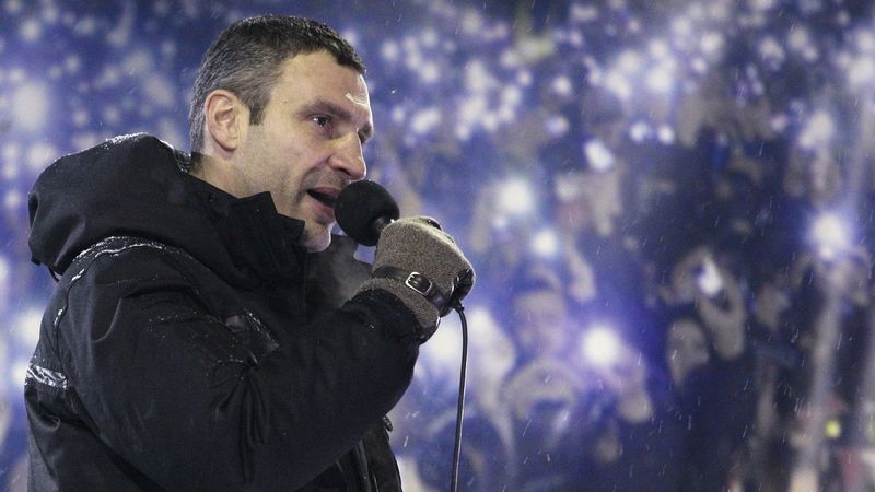 Vitalij Kličko promlouvá k demonstrantům v Kyjevě