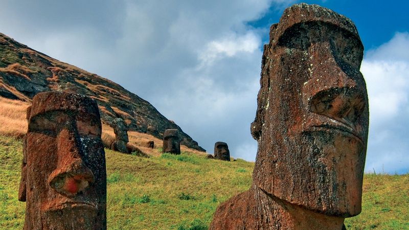 Záhadné sochy moai – to je asi největší tahák Velikonočního ostrova – který je mimochodem tím vůbec nejodlehlejším koutem planety.