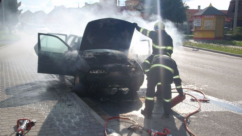 Požár osobního auta likvidovali v neděli večer hasiči ve Slavičíně na Zlínsku.