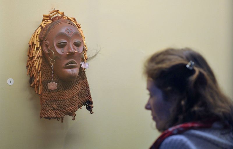 Hliněná maska v expozici bruselského muzea