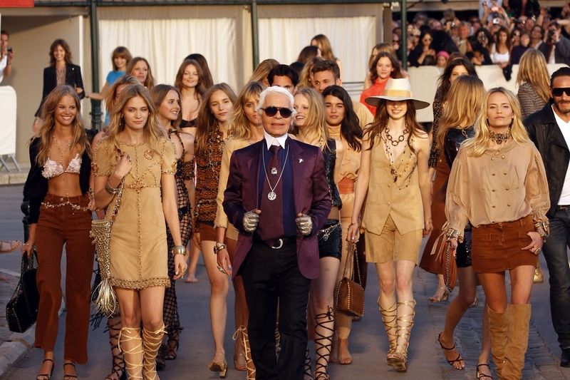 ÚTERÝ: Německý módní návrhář Karl Lagerfeld s modelkami na závěrečném defilé značky Chanel ve francouzském Saint Tropez