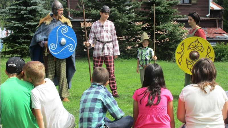 Letní tábory spolku Ametyst přenesly děti do doby Keltů. Ukázky toho, jak Keltové žili připravila skupina historického tance a šermu Valkenava.