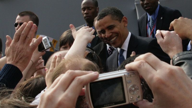 Prezident USA Barack Obama obklopen příznivci v Praze