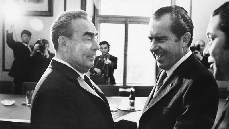 Leonid Brežněv (vlevo) s Richardem Nixonem