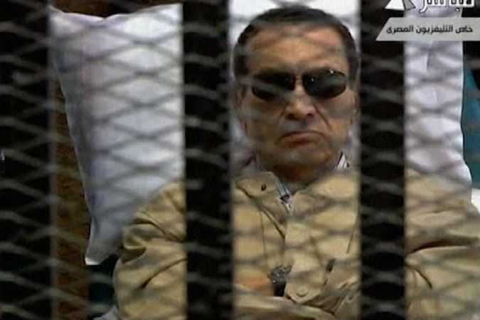 BEZ KOMENTÁŘE: Bývalý vládce Egypta Mubarak u soudu
