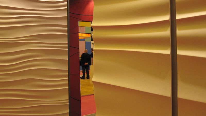 Strukturované stěny s motivem písečných dun dodají interiéru jedinečnou atmosféru.
