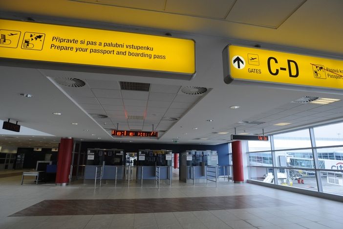 Tranzitní přepážka na letišti Praha-Ruzyně, která odděluje schengenské a mimoschengenské lety.