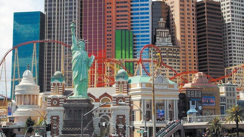 V Las Vegas mají kopie úplně všeho. Tady před Empire State Building stojí Socha Svobody.