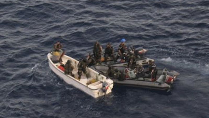 Záběr francouzského námořnictva, který zachycuje dopadení pirátů.
